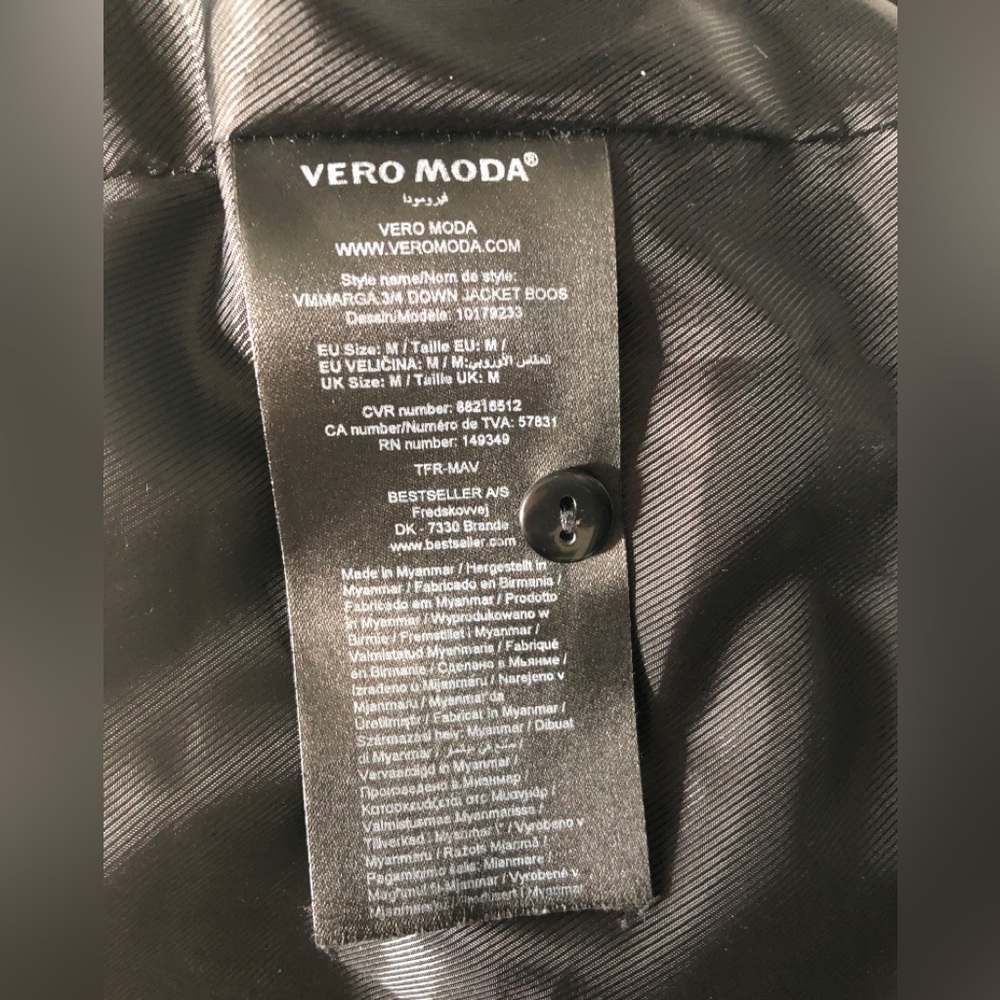 Black Women's Quilted Long Puffer Coat with Faux Fur Hood
Brand: Vero Moda - Picture 9 of 10